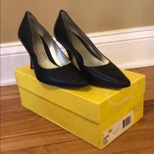 Joan & David black heels size 7